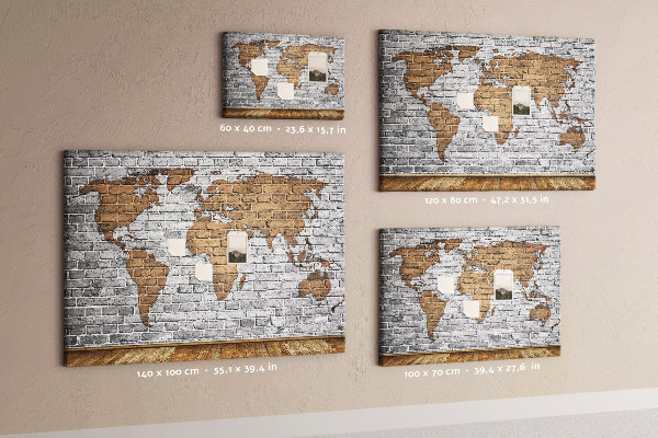 Kurkbord wereldkaart op een bakstenen muur