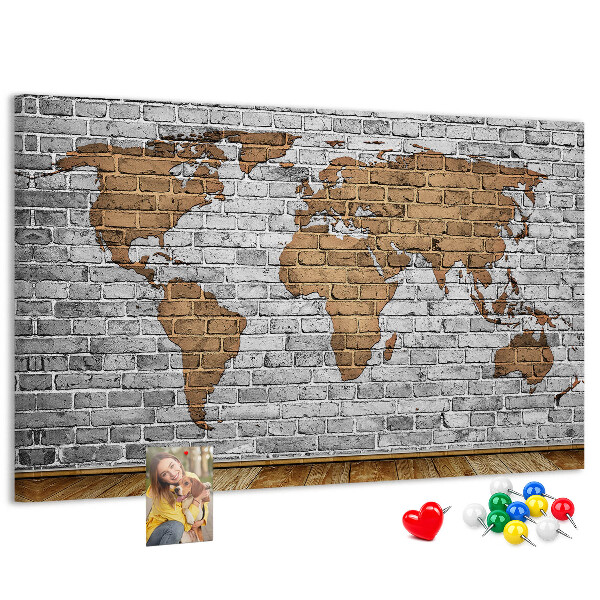Kurkbord wereldkaart op een bakstenen muur