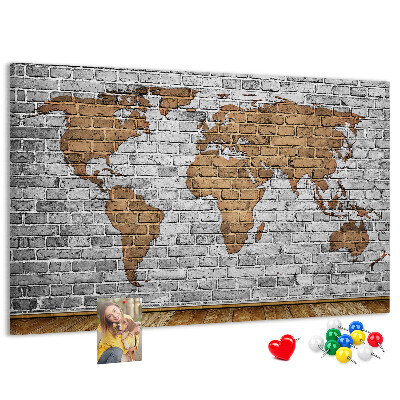 Kurkbord wereldkaart op een bakstenen muur