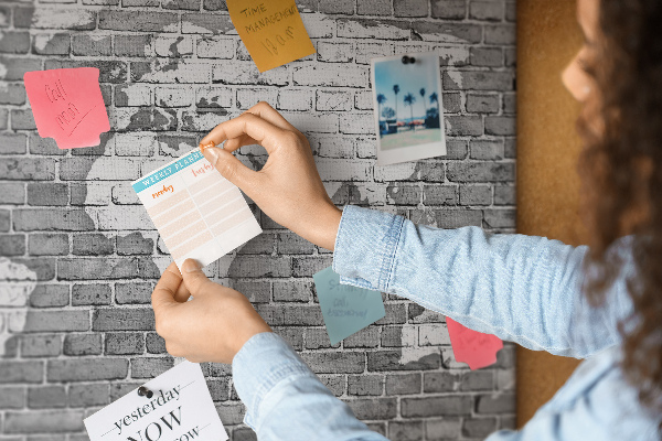 Kurken prikbord wereldkaart op een bakstenen muur