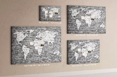 Kurken prikbord wereldkaart op een bakstenen muur