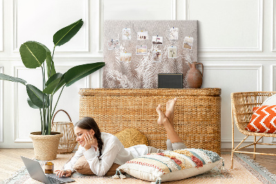 Prikbord met fijne palmbladeren op een neutrale achtergrond
