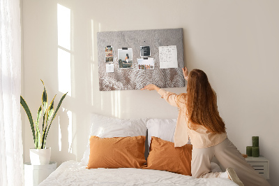 Prikbord met fijne palmbladeren op een neutrale achtergrond