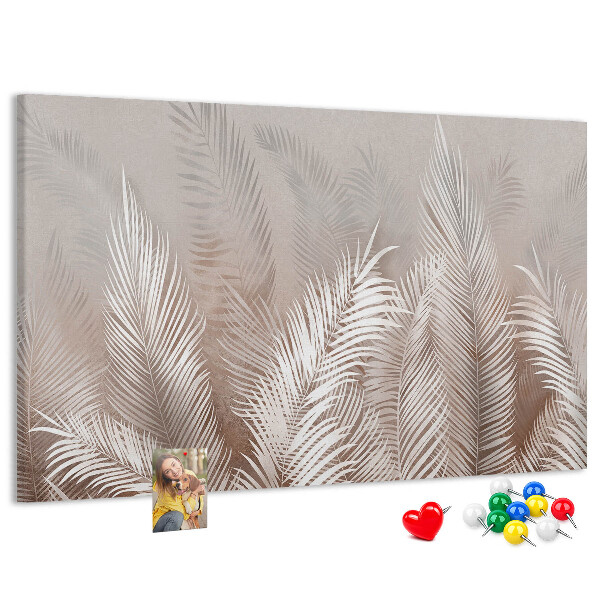 Prikbord met fijne palmbladeren op een neutrale achtergrond