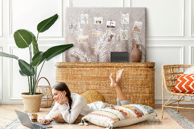 Prikbord met fijne palmbladeren op een neutrale achtergrond