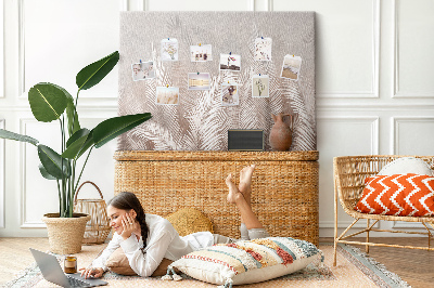 Prikbord met fijne palmbladeren op een neutrale achtergrond
