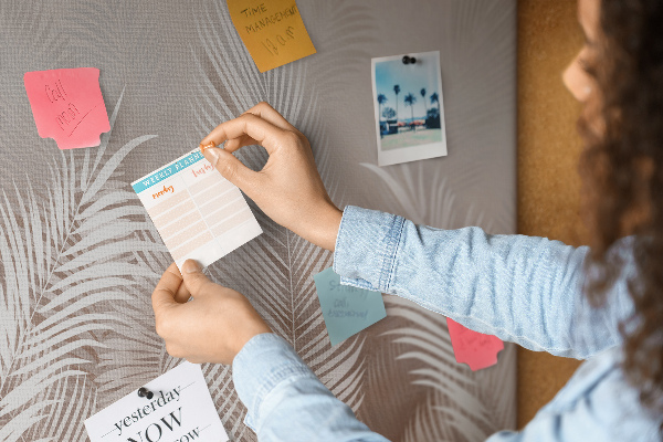 Prikbord met fijne palmbladeren op een neutrale achtergrond