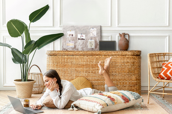 Prikbord met fijne palmbladeren op een neutrale achtergrond
