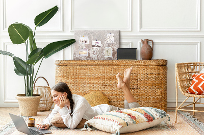 Prikbord met fijne palmbladeren op een neutrale achtergrond
