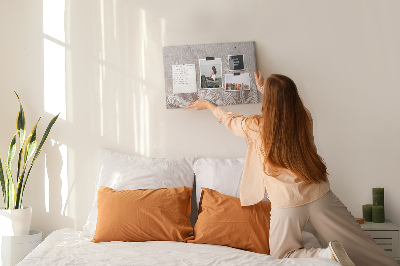 Prikbord met fijne palmbladeren op een neutrale achtergrond