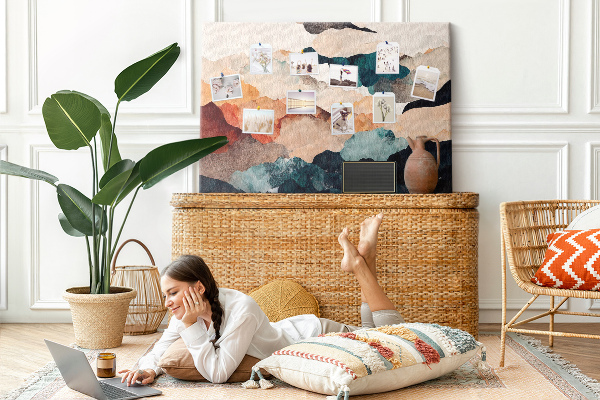Kurkbord met abstracte wolken in gedempte kleuren