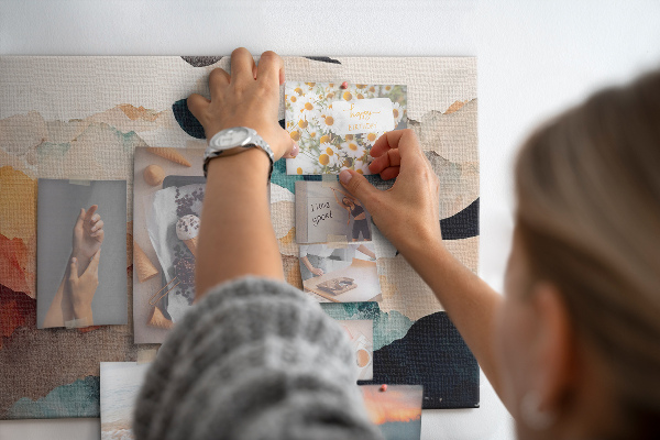 Kurkbord met abstracte wolken in gedempte kleuren