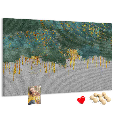Prikbord met gouden druppels op een blauwe wolkenachtergrond