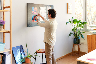 Kurkbord met een print van een oude kaart met subtiele vlekken
