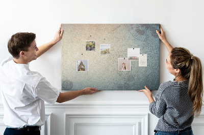 Kurkbord met een print van een oude kaart met subtiele vlekken