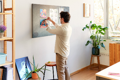 Kurkbord met een print van een oude kaart met subtiele vlekken