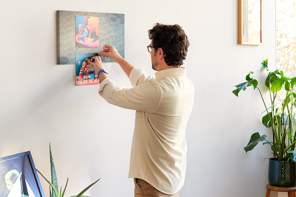 Kurkbord met een print van een oude kaart met subtiele vlekken