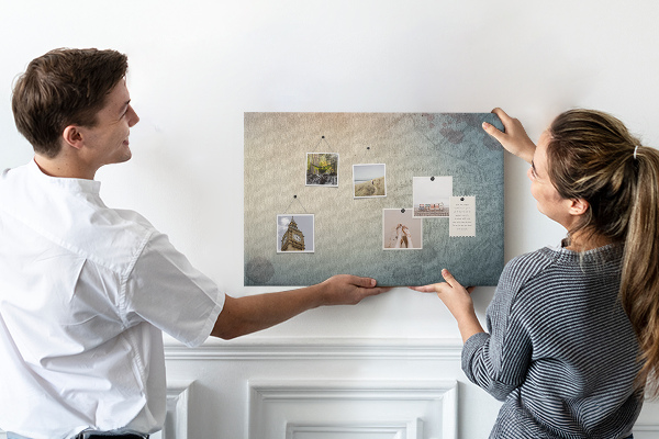 Kurkbord met een print van een oude kaart met subtiele vlekken