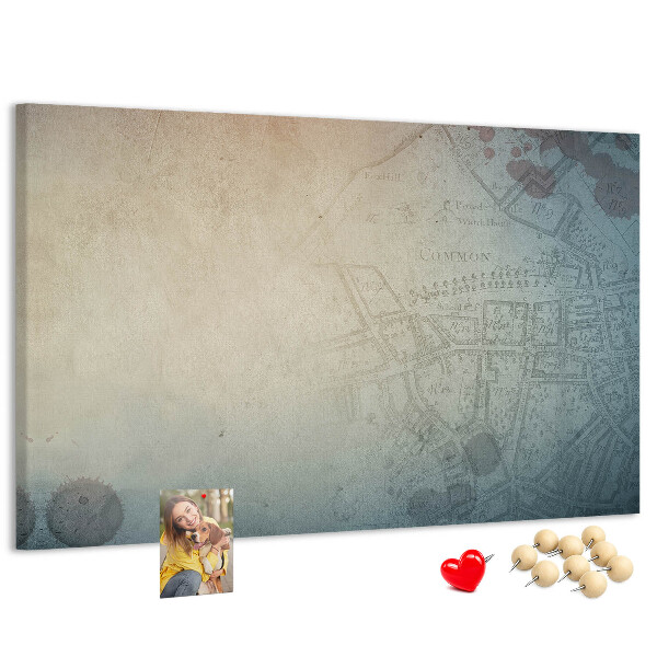 Kurkbord met een print van een oude kaart met subtiele vlekken