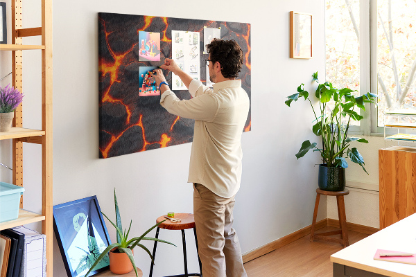 Prikbord met afbeelding van vulkanische rotsen met stromende lava