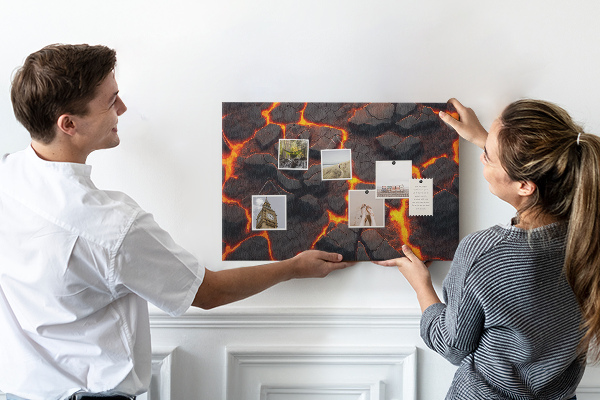 Prikbord met afbeelding van vulkanische rotsen met stromende lava