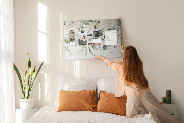 Prikbord met bloemmotieven en groene bladeren