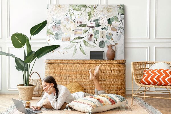 Prikbord met bloemmotieven en groene bladeren