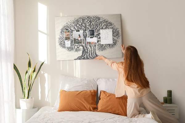 Kurkbord met een print van verstrengelde zwarte boomtakken