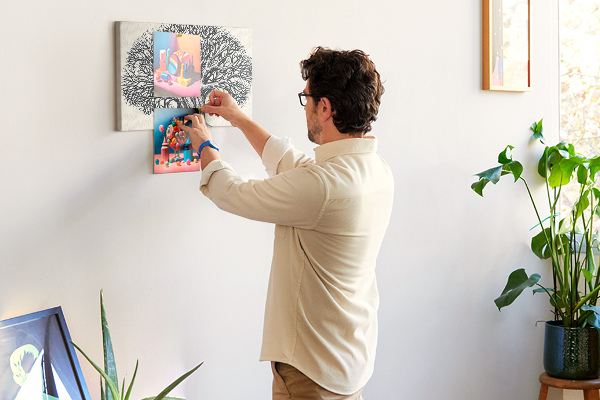 Kurkbord met een print van verstrengelde zwarte boomtakken