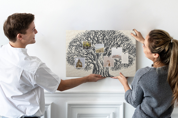 Kurkbord met een print van verstrengelde zwarte boomtakken