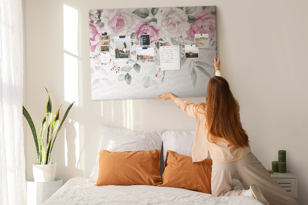 Kurkbord met bloemenpatroon in delicate roze tinten