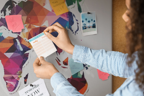 Kurkbord wereldkaart in geometrische stijl