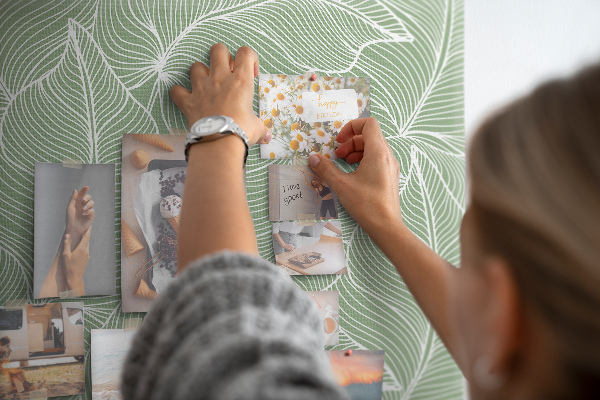 Prikbord met bladmotief en fijne lijnen