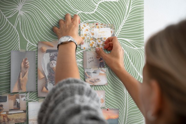 Prikbord met bladmotief en fijne lijnen