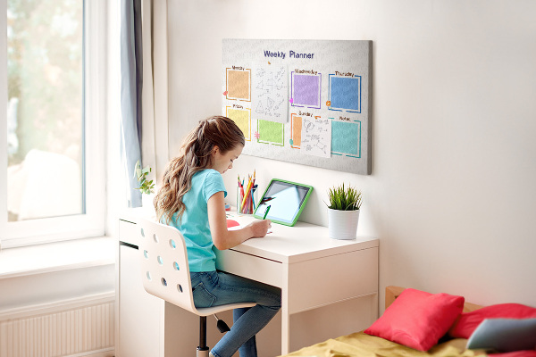 Weekkalender met bloemenaccenten en prikbord