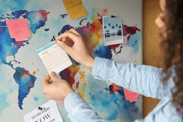 Kurk prikbord met een kleurrijke aquarel wereldkaart