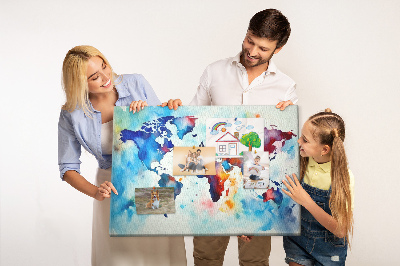 Kurk prikbord met een kleurrijke aquarel wereldkaart