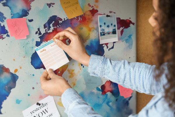 Kurk prikbord met een kleurrijke aquarel wereldkaart