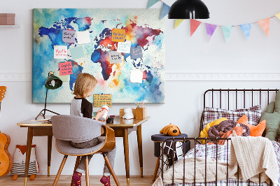 Kurk prikbord met een kleurrijke aquarel wereldkaart