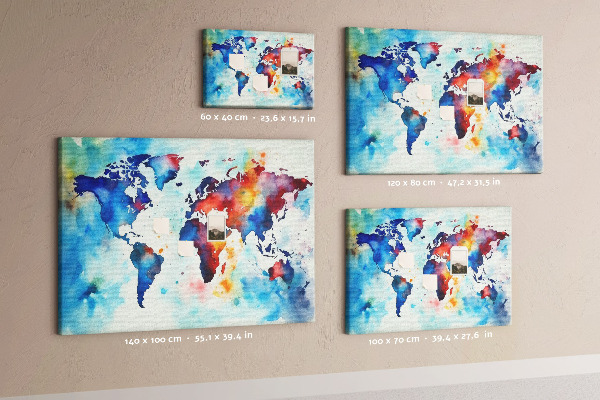 Kurk prikbord met een kleurrijke aquarel wereldkaart
