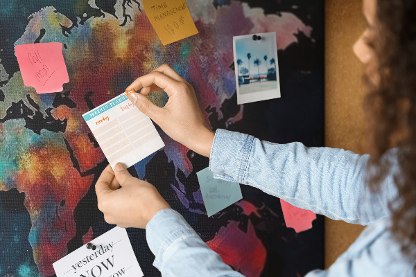 Prikbord wereldkaart in kleur op een donkere achtergrond