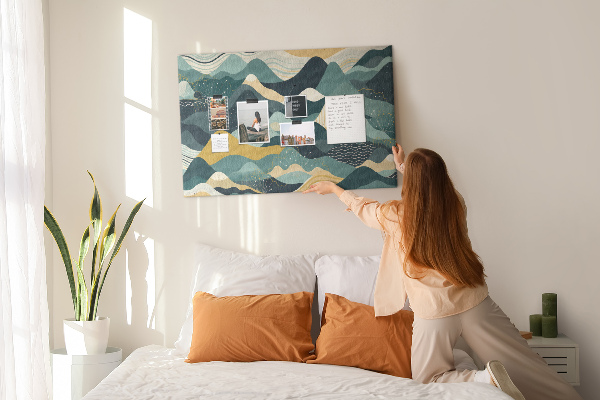 Kurkbord met abstracte berglandschapspatronen in kleur