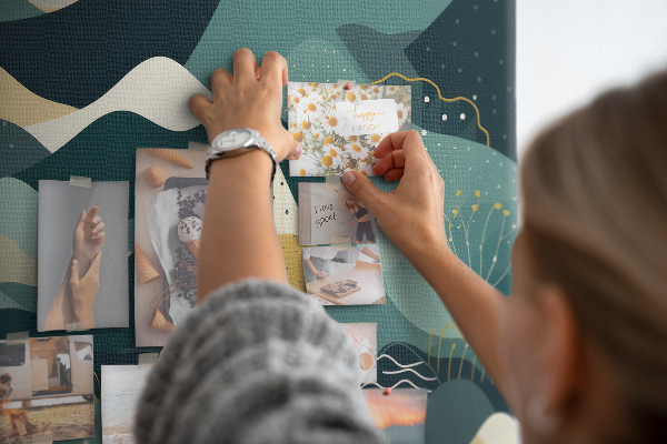 Kurkbord met abstracte berglandschapspatronen in kleur