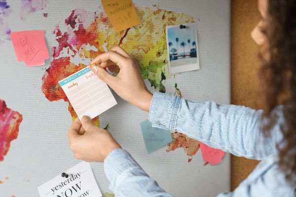 Kurk prikbord met een kleurrijke aquarel wereldkaart