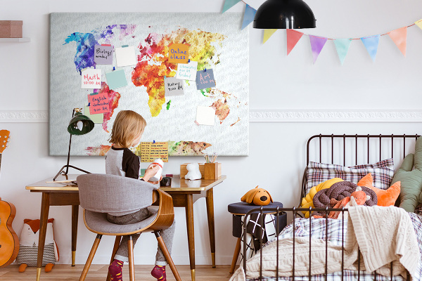 Kurk prikbord met een kleurrijke aquarel wereldkaart