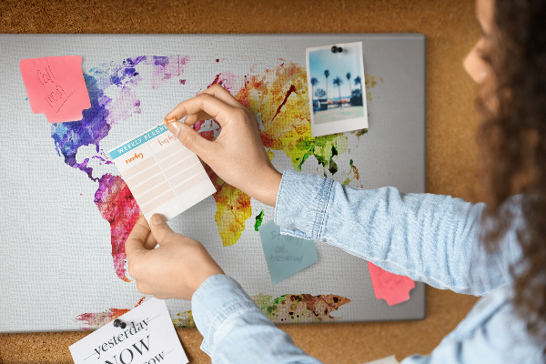 Kurk prikbord met een kleurrijke aquarel wereldkaart