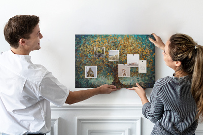 Prikbord met een gouden herfst eik tegen de hemel