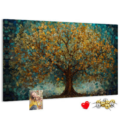 Prikbord met een gouden herfst eik tegen de hemel
