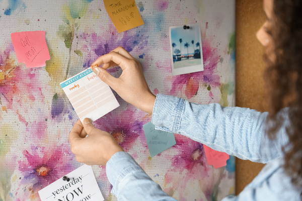Kurkbord met aquareltekeningen van bloemen in verschillende tinten roze