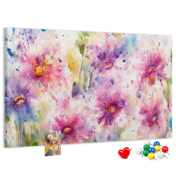 Kurkbord met aquareltekeningen van bloemen in verschillende tinten roze